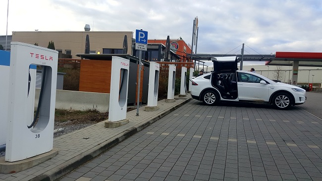 Kurzer Zwischenstopp an der Tesla Super-Charger Ladestation 