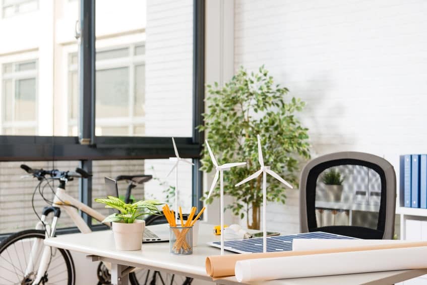 Erneuerbare Energie Lösungen auf Schreibtisch im Büro