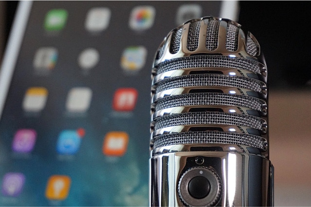 Mikrofon vor Smartphone beschreibt Service Angebot Podcast