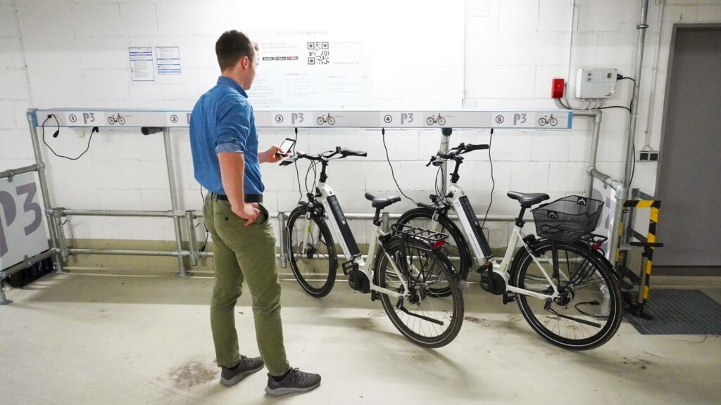 E-Bikes zur Miete - Mitarbeiter leiht E-Bike aus