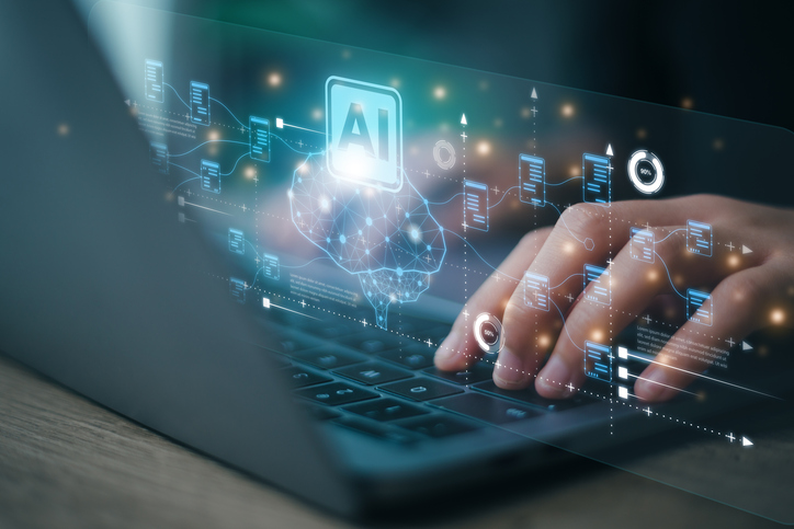 Künstliche Intelligenz in der Wirtschaft. Das Themen-Special beleuchtet Einsatzbereiche, Chancen und Risiken. Auf dem Bild nutzt eine Person KI tägliche Kommunikation mit dem Laptop.