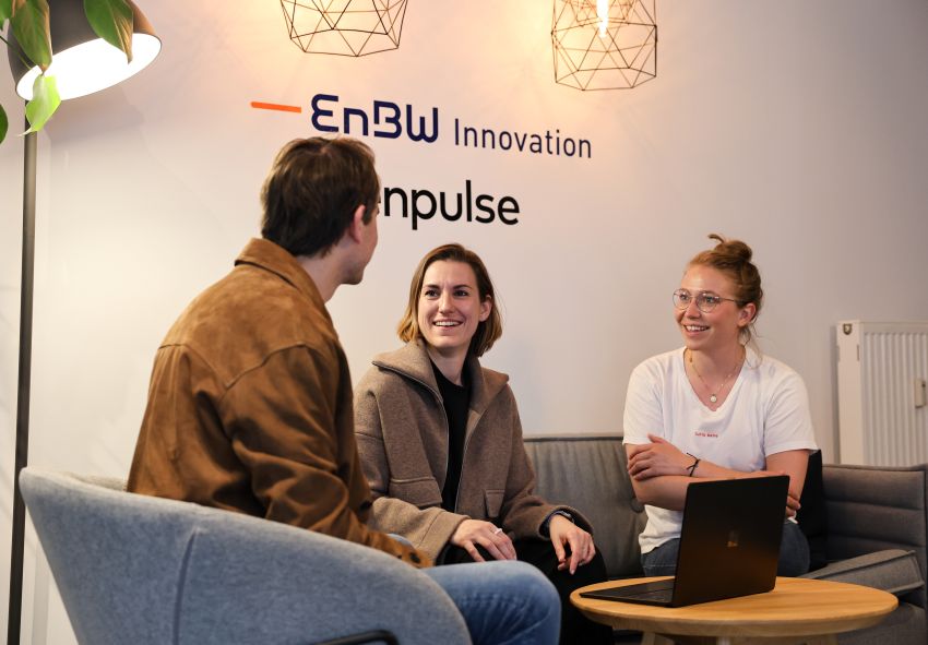 Gesprächssituation bei EnbW: Bild zeigt Karin Klaus mit zwei Kolleg:innen