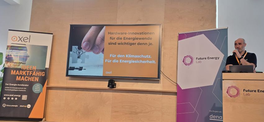 Vorstellung des AXEL Accelerators durch Christos Klamouris beim Energie Startup Pokal Event im Future Energy Lab der dena in Berlin