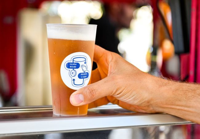 20250307-Tomra-Group-Mehrwegsystem-Lissabon-Becher-in-Hand